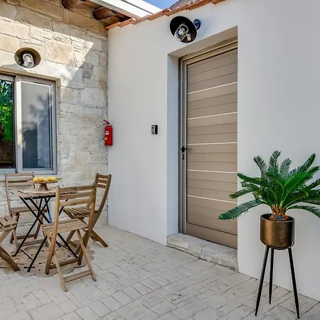 Апартаменты Andre Marie Stonewood Retreat