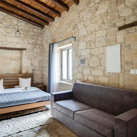 Andre Marie Stonewood Retreat * リマソール