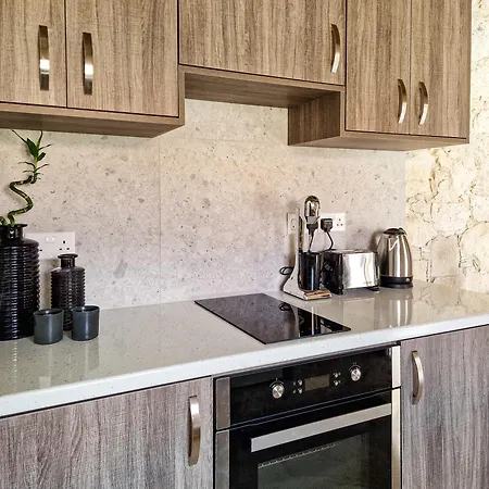 Andre Marie Stonewood Retreat リマソール