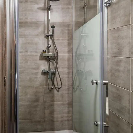 Andre Marie Stonewood Retreat リマソール